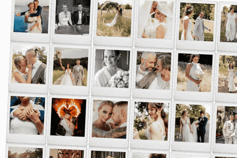 Brautpaar bei der Hochzeit im Freien, umgeben von Natur und Freunden.