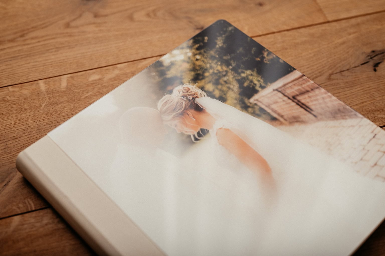 Braut in Sonnenlicht in einem Hochzeitsfotobuch, Nahaufnahme.