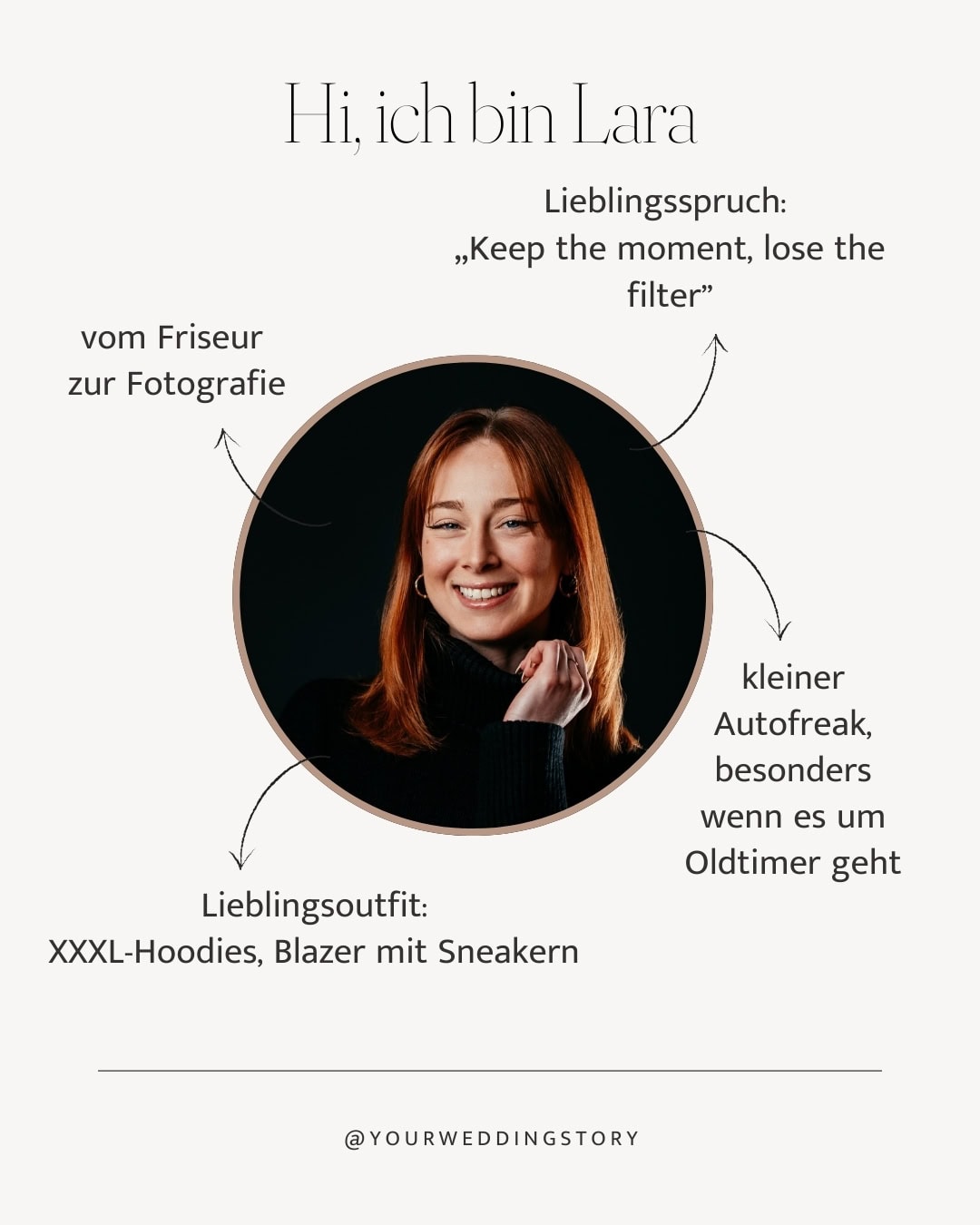 Portrait einer jungen Frau mit rotem Haar, die lächelnd in die Kamera schaut.