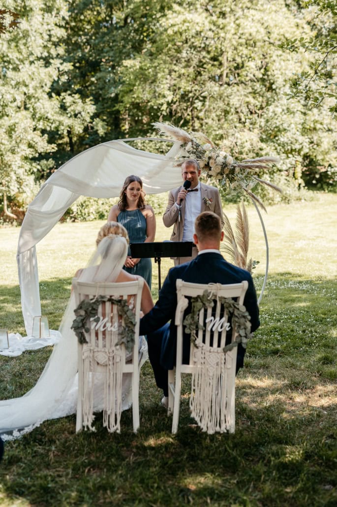 Freie Trauung auf Landgut Stüttem Hochzeitsfots mit Romy & Mike traumhafte Open Air Hochzeit mit Getting Ready Shooting 14