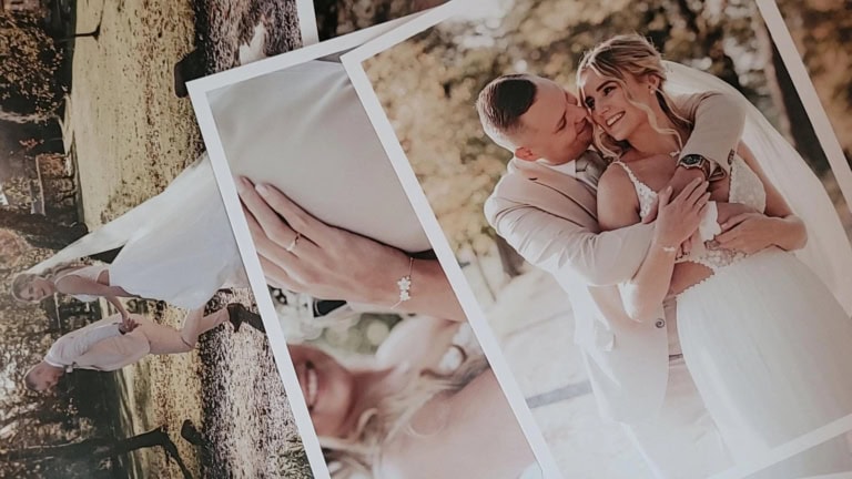 Hochzeitspaar beim Fotoshooting im Park, lachend und umarmend.