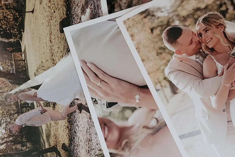 Hochzeitspaar beim Fotoshooting im Park, lachend und umarmend.