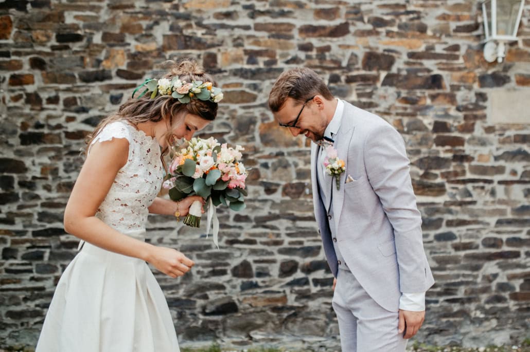 Hochzeitspaar bei der Zeremonie, lachend und glücklich.