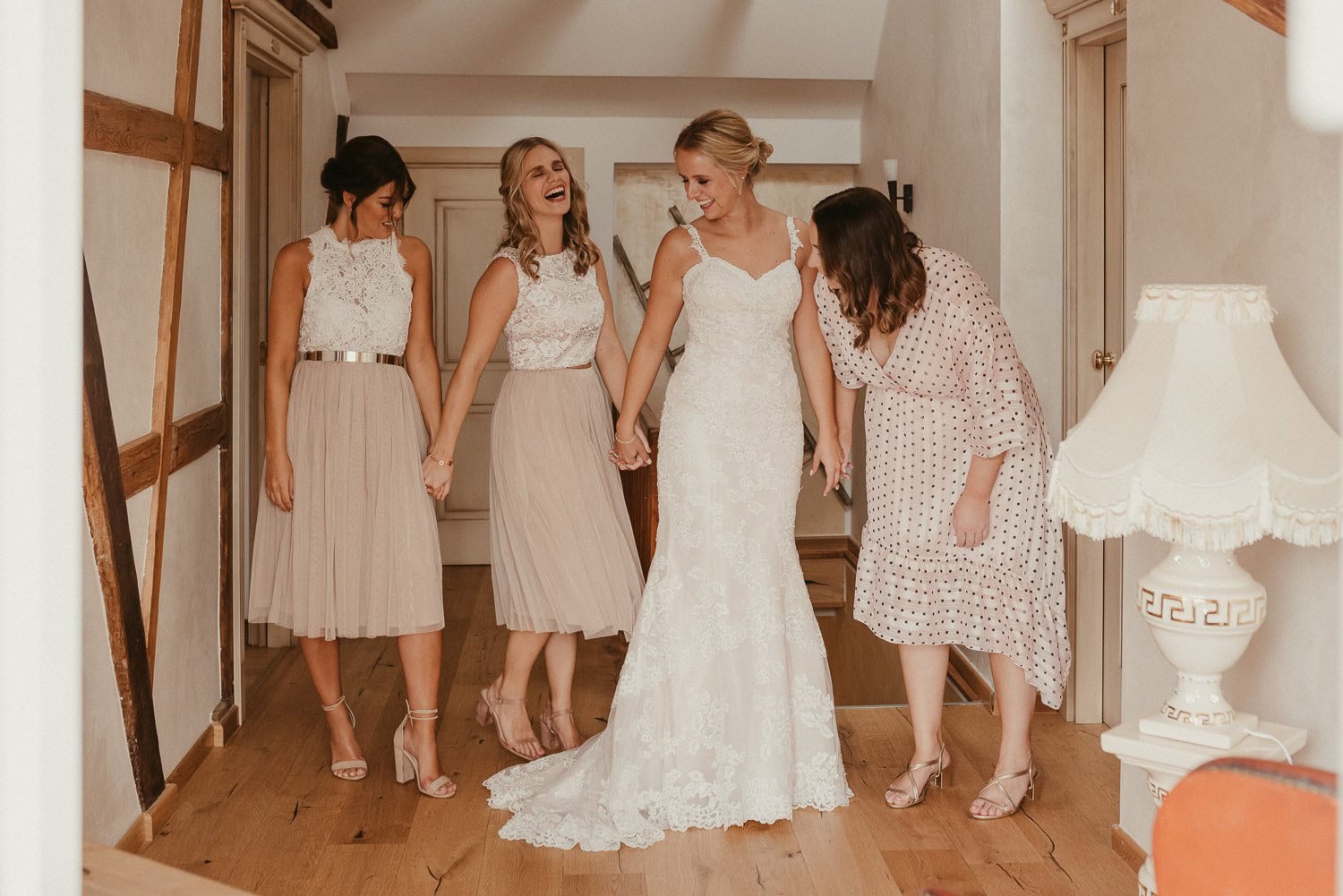 Braut mit Freundinnen im Flur vor der Zeremonie.