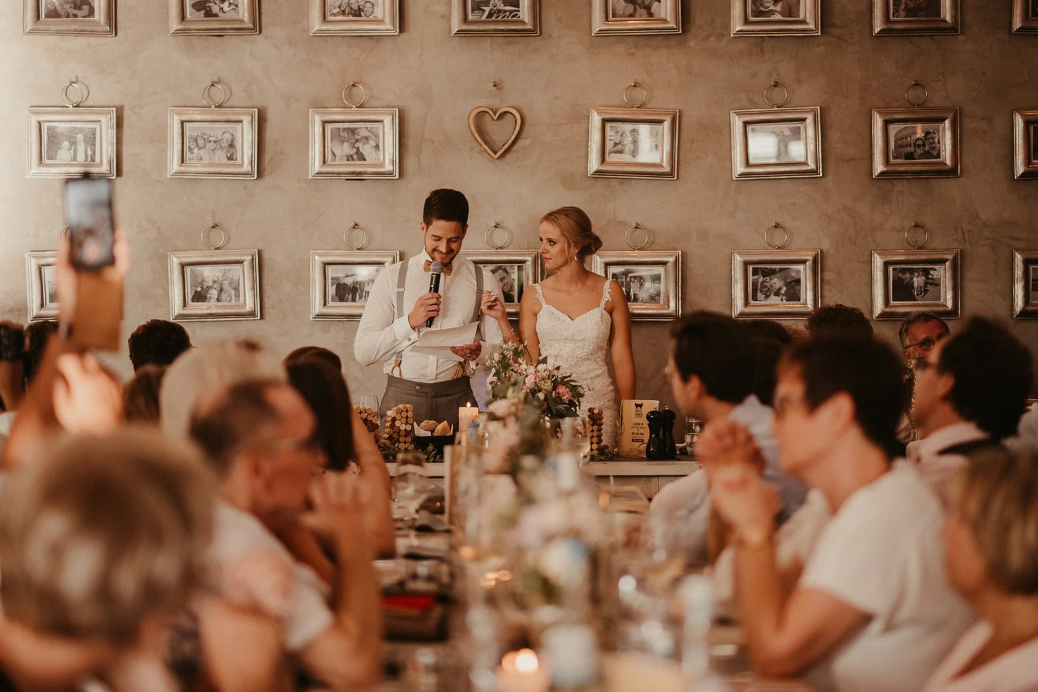 Braut und Bräutigam bei ihrer Hochzeitsrede vor Gästen.