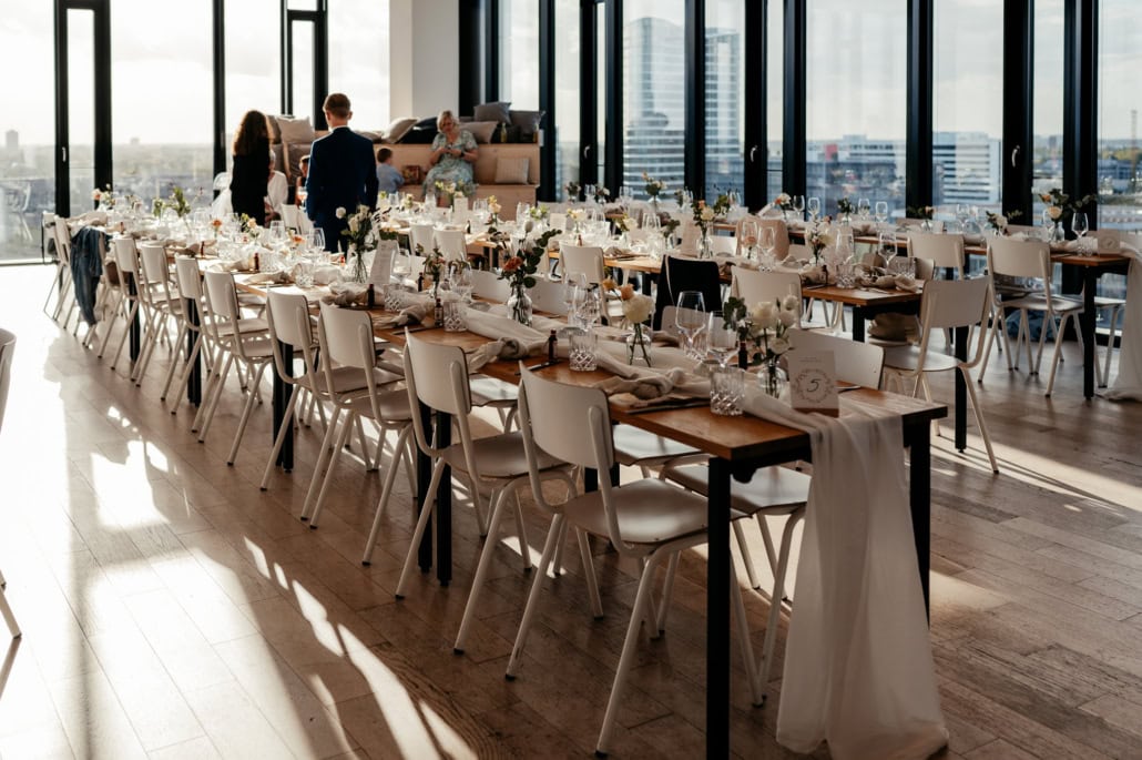 Hochzeit im Forty Four in Düsseldorf ✔️ - Das Forty Four by place to be in Düsseldorf besticht mit einem atemberaubenden Skyline-Ambiente und einer einzigartigen Rooftop-Terrasse. - Your Wedding Story -  Dein Hochzeitsfotograf - Dein Fotograf photoart hübner in Deiner Nähe