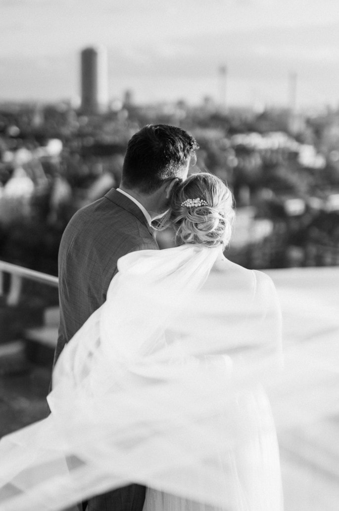 Hochzeit im Forty Four in Düsseldorf ✔️ - Das Forty Four by place to be in Düsseldorf besticht mit einem atemberaubenden Skyline-Ambiente und einer einzigartigen Rooftop-Terrasse. - Your Wedding Story -  Dein Hochzeitsfotograf - Dein Fotograf photoart hübner in Deiner Nähe