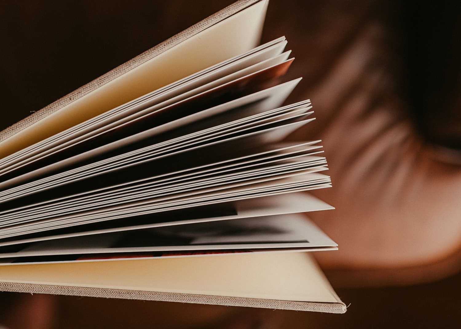 Offenes Buch mit sichtbaren Seiten, Nahaufnahme.