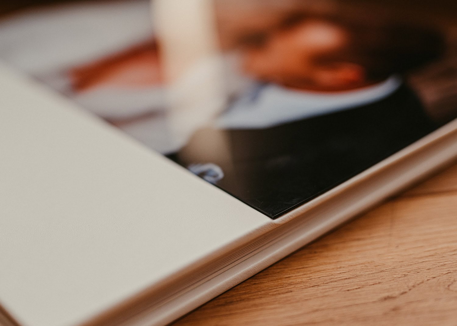 Fotobuch mit Foto, Nahaufnahme, Holzuntergrund, offene Seite, gedrucktes Bild.