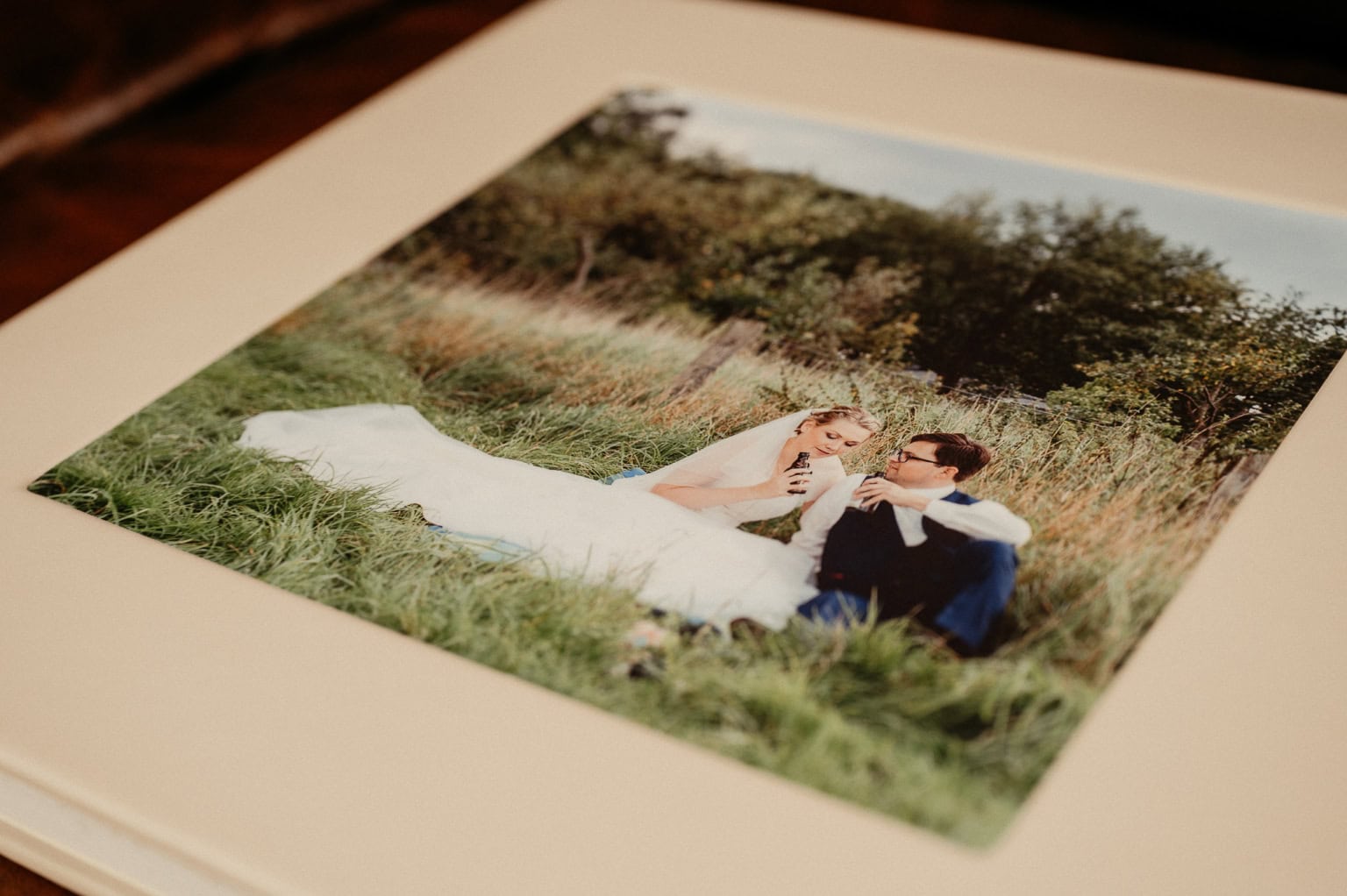 Hochzeitspaar im Grünen bei Sonnenuntergang, romantisches Fotoshooting im Freien.