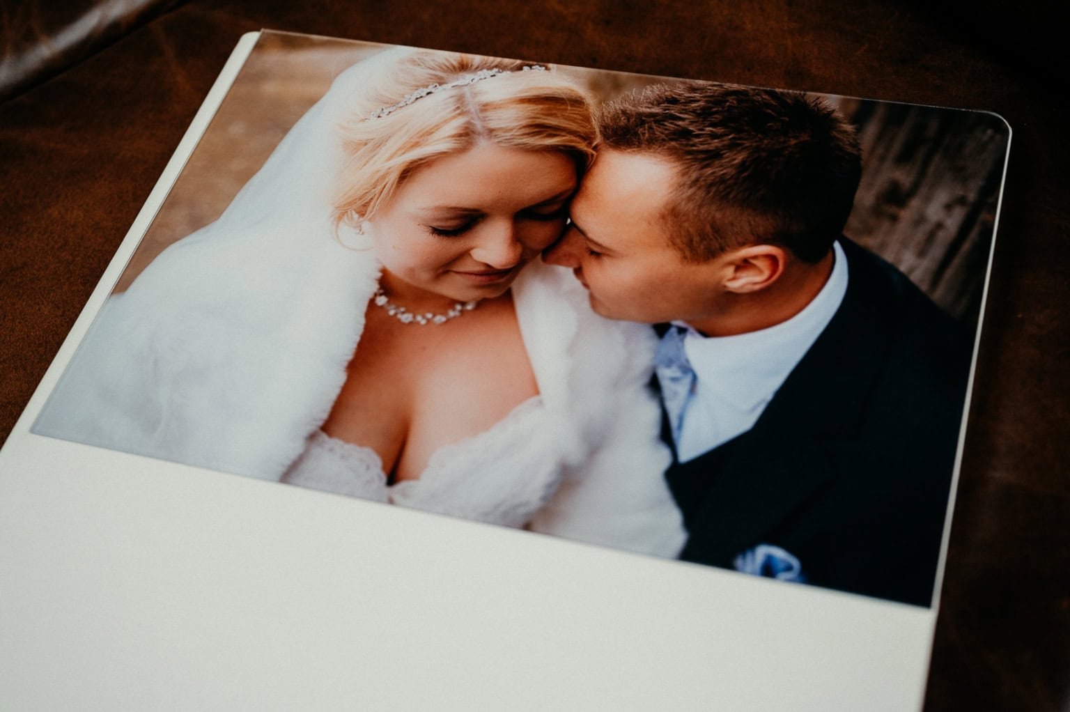 Hochzeitspaar in inniger Umarmung, Nahaufnahme, emotionale Momente.