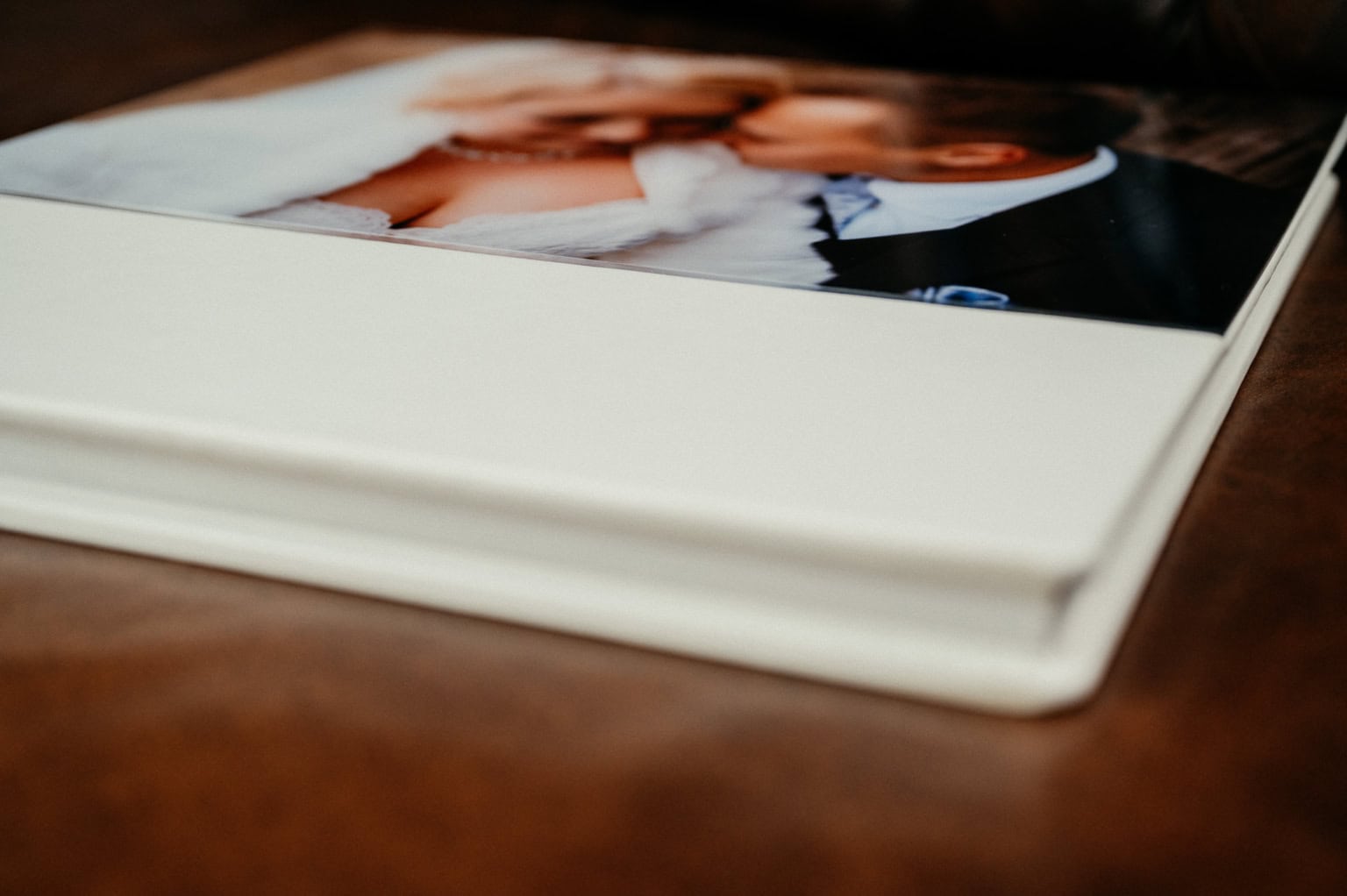 Hochzeitsfoto in einem Fotobuch, Nahaufnahme.