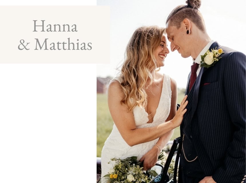 Verliebtes Brautpaar beim Fotoshoot auf dem Feld, romantisches Hochzeitsbild, Hochzeitsfotograf.