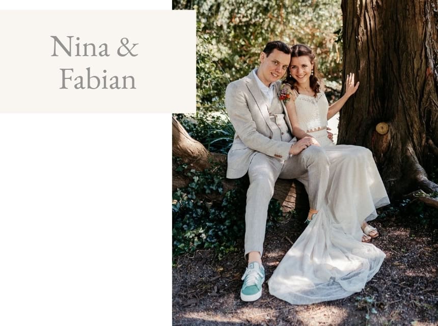 Authentisches Hochzeitsfoto von Nina & Fabian im Wald, emotionale Paarfotografie, natürliche Kulisse, romantisch.