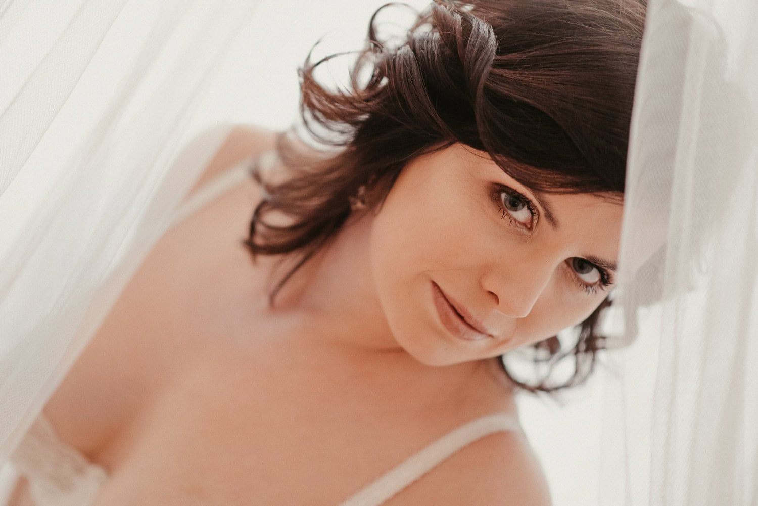 Hochzeitsfotografin bei Brautporträt, authentische Hochzeitsmomente festgehalten.