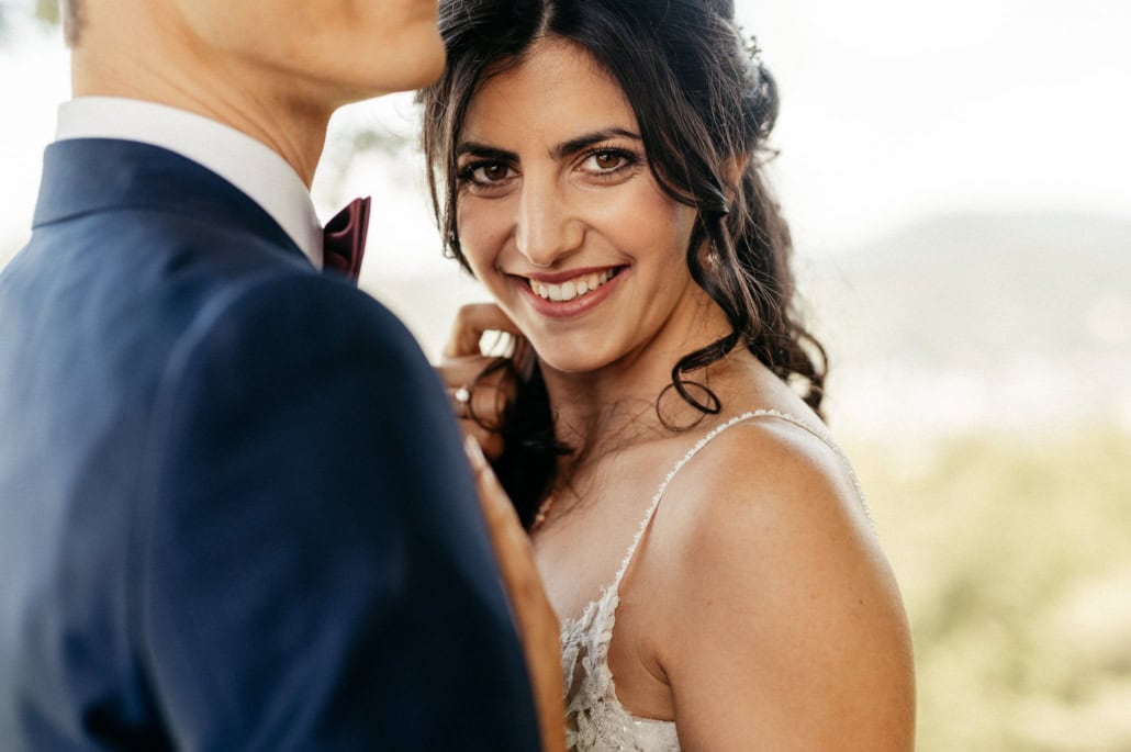 Hochzeitspaar im Freien, glückliches Brautpaar lächelnd, romantischer Moment.