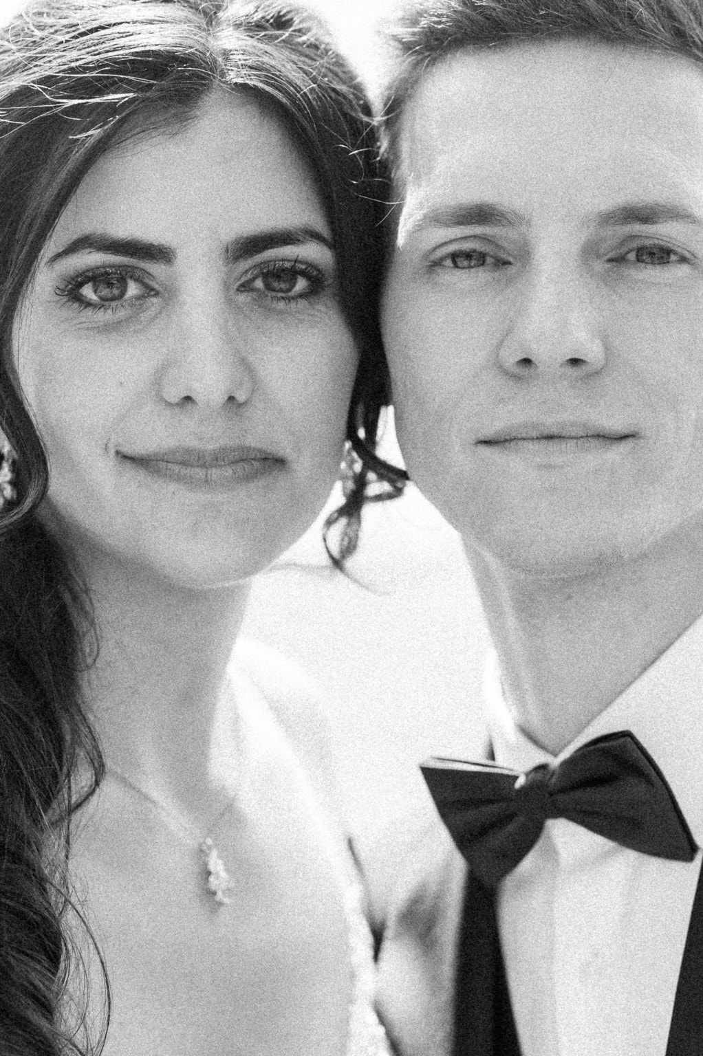 Hochzeitspaar in formeller Kleidung, Nahaufnahme, schwarz-weiß.