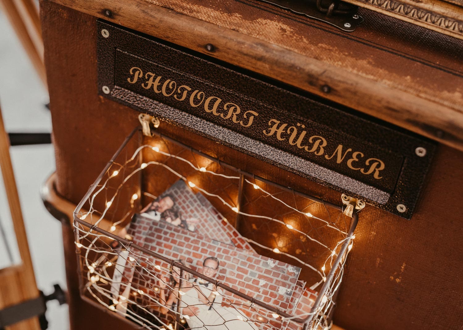 Pianoschrank mit Lichterkette und Foto-Box, Vintage-Design.